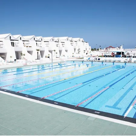 Superior Poolside Seaviews In Luxury
