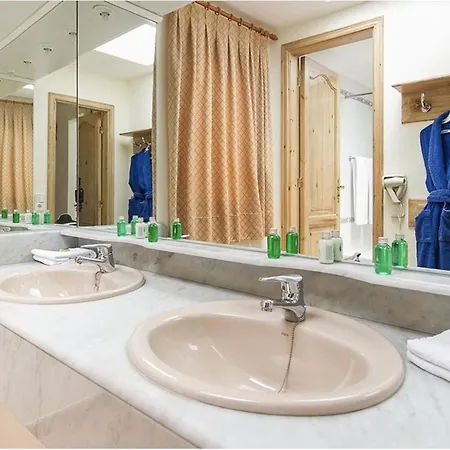 Superior Poolside Seaviews In Luxury