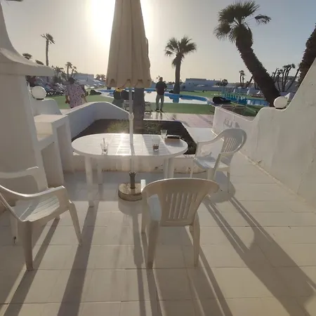 Superior Poolside Seaviews In Luxury Appartement